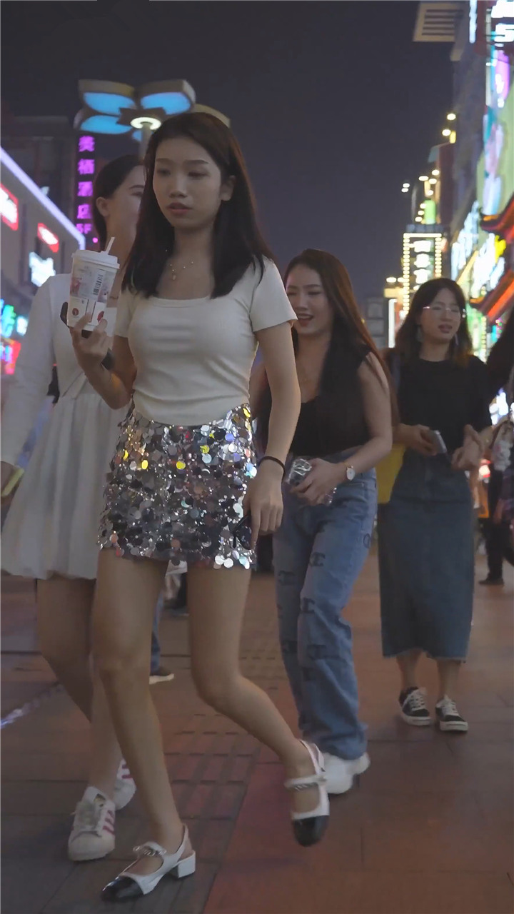 2023年YZW12月banana cat 4K最新街拍美女视频[11.1G]