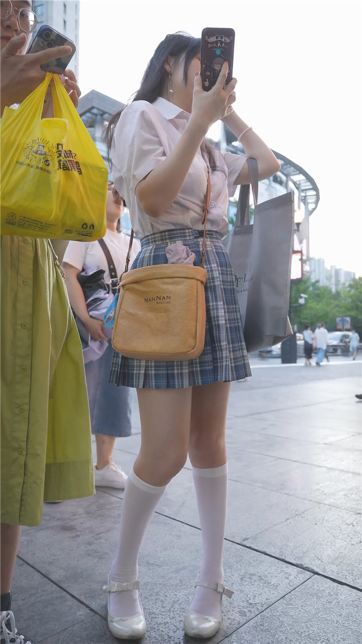 2023年YZW12月banana cat 4K最新街拍美女视频[11.1G]