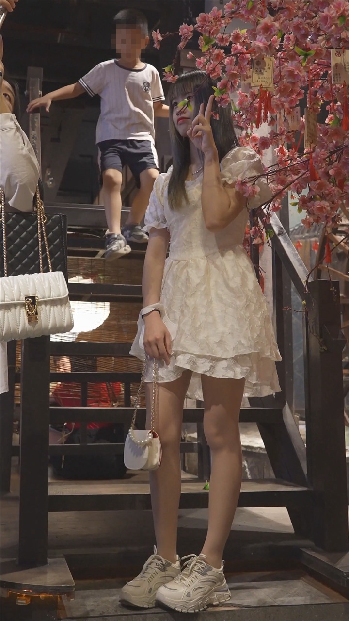 2023年YZW12月banana cat 4K最新街拍美女视频[11.1G]