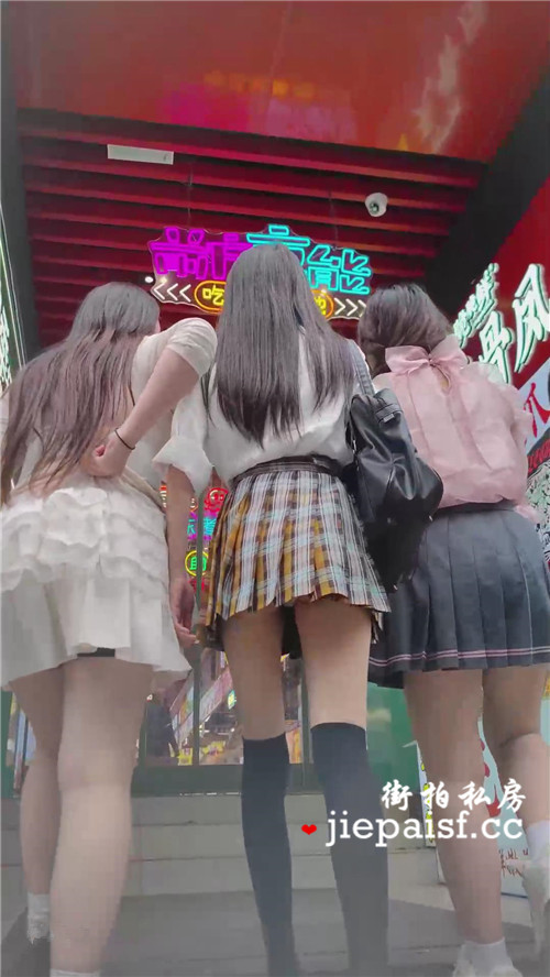 百褶裙美女[157M/MP4]
