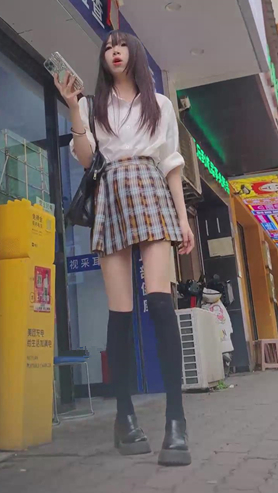 百褶裙美女[157M/MP4]