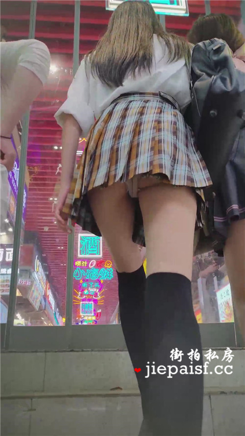 百褶裙美女[157M/MP4]
