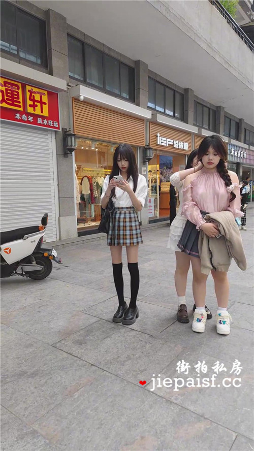 百褶裙美女[157M/MP4]