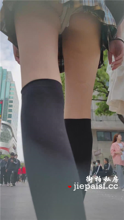 百褶裙美女[157M/MP4]
