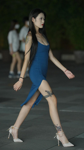 蓝色吊带长裙美女【套图+视频】