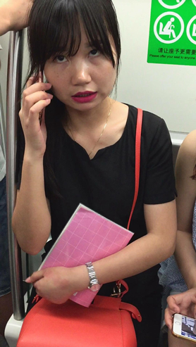 地铁上拍摄红唇性感OL制服美眉[532M/MP4]
