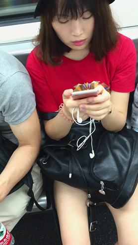 地铁上拍摄甜美小清新的红色T恤女孩[288M/MP4]
