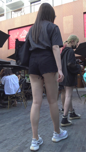 黑色热裤月牙小姐姐[841M/MP4]