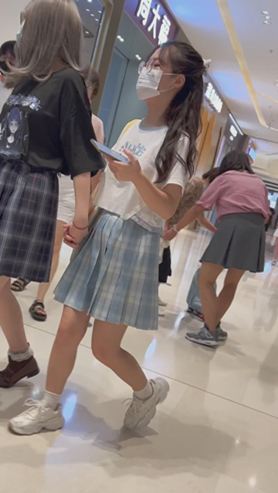 戴眼镜的美腿小妹[414M/MP4]