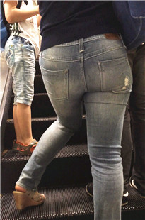 【40分钟长篇街拍大作】牛仔大翘臀熟女[4.6G/MOV]