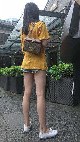 黄衣牛仔裤短裤月牙美女[1.15G/MP4]