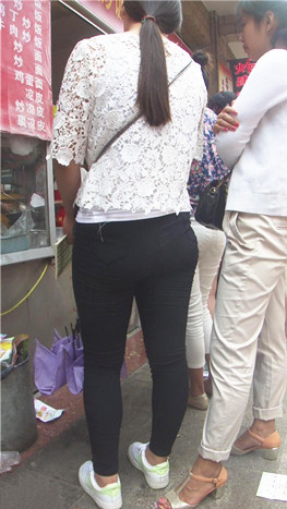 黑裤紧身妹子[202M/MP4]