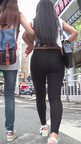 黑色紧身裤露腰美女[483M/MP4]