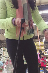 超市里与口罩紧身裤美女[1.01G/MOV]