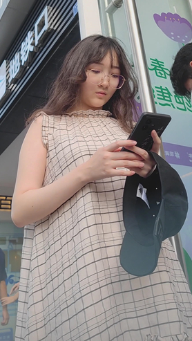 【CD】连衣裙妹子[293M/MP4]