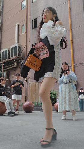 【CD】年轻的妹子[330M/MP4]