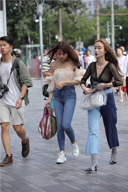 紧身牛仔裤美女(41P)[620M/JPG]