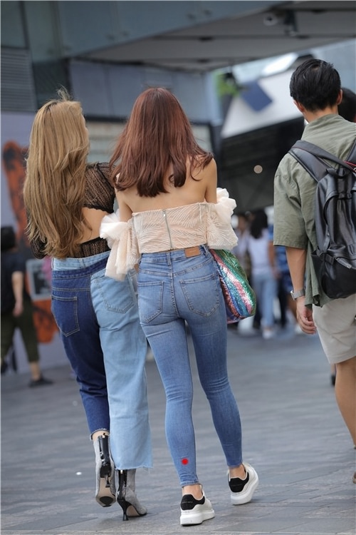 紧身牛仔裤美女(41P)[620M/JPG]