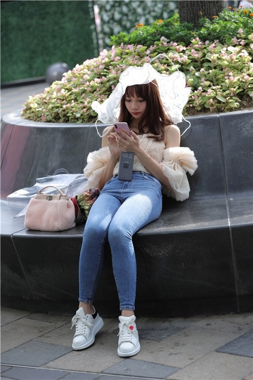 紧身牛仔裤美女(41P)[620M/JPG]