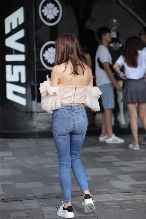 紧身牛仔裤美女(41P)[620M/JPG]