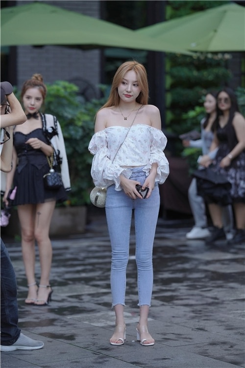 浅色蓝牛美女(158P)[2.3G/JPG]