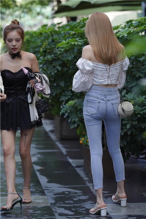 浅色蓝牛美女(158P)[2.3G/JPG]