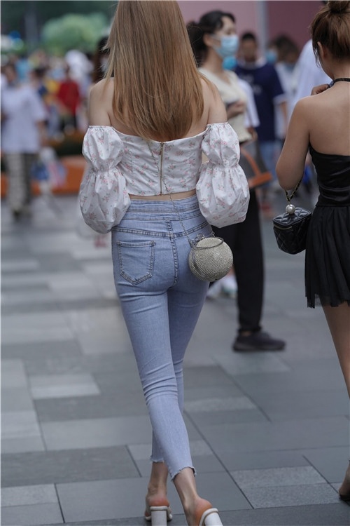 浅色蓝牛美女(158P)[2.3G/JPG]