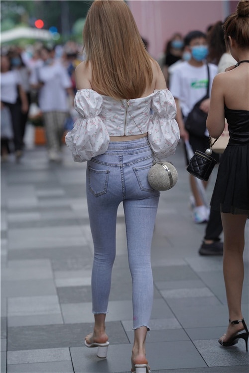 浅色蓝牛美女(158P)[2.3G/JPG]