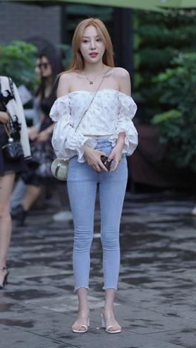 浅色蓝牛美女(158P)[2.3G/JPG]