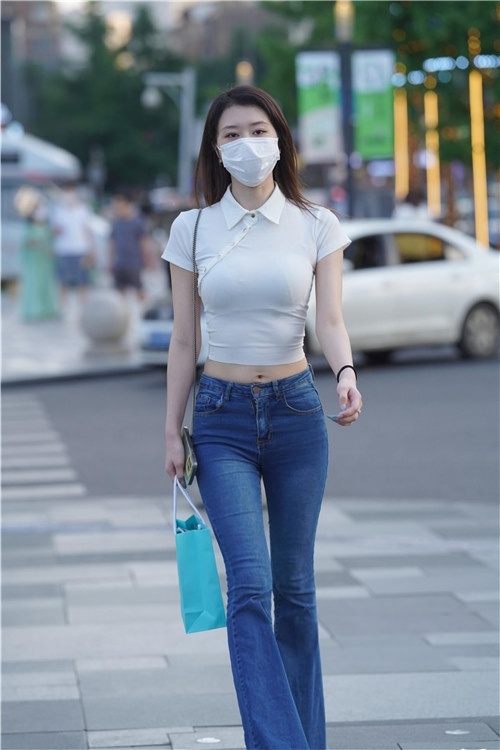 蓝色紧身牛仔裤美女(207P)[2.59G/JPG]