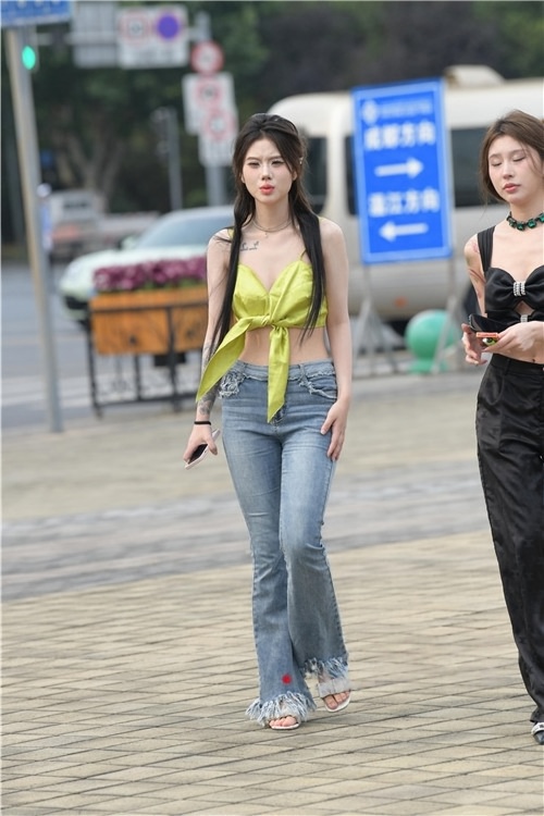 长发牛仔裤小美女(49P)[1.13G/JPG]