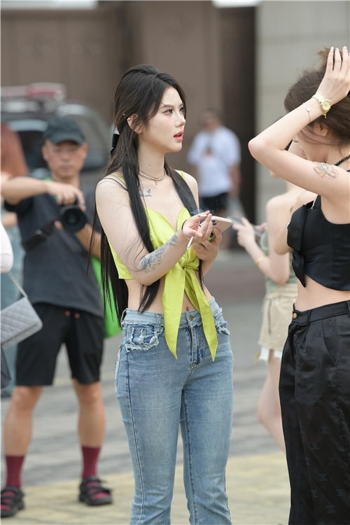 长发牛仔裤小美女(49P)[1.13G/JPG]