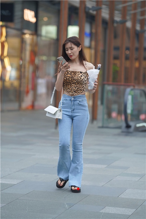 丰腴牛仔裤美女(47P)[578M/JPG]