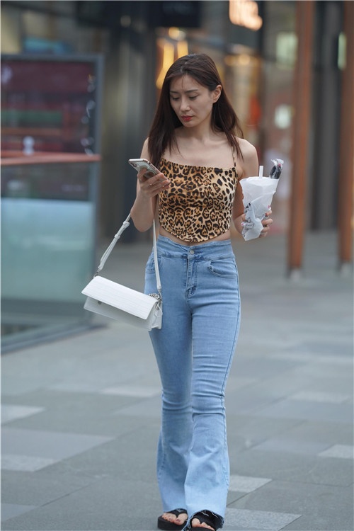 丰腴牛仔裤美女(47P)[578M/JPG]