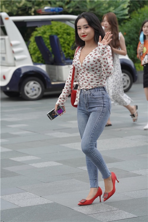 微丰紧牛美眉(72P)[1.05G/JPG]