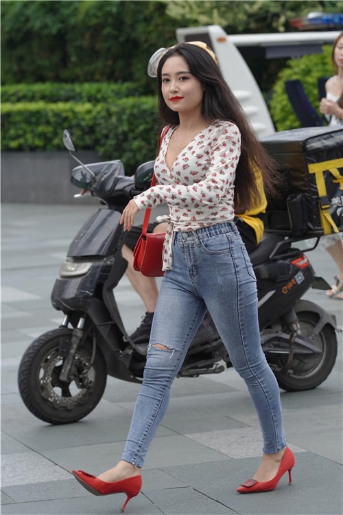 微丰紧牛美眉(72P)[1.05G/JPG]