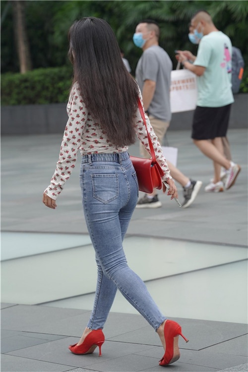 微丰紧牛美眉(72P)[1.05G/JPG]