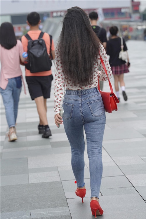 微丰紧牛美眉(72P)[1.05G/JPG]