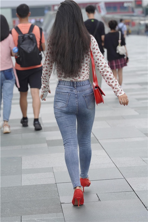 微丰紧牛美眉(72P)[1.05G/JPG]