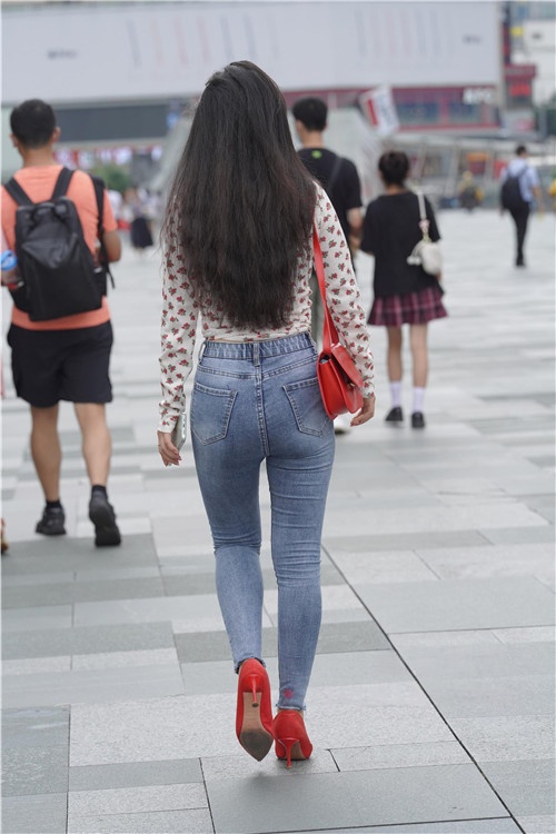 微丰紧牛美眉(72P)[1.05G/JPG]