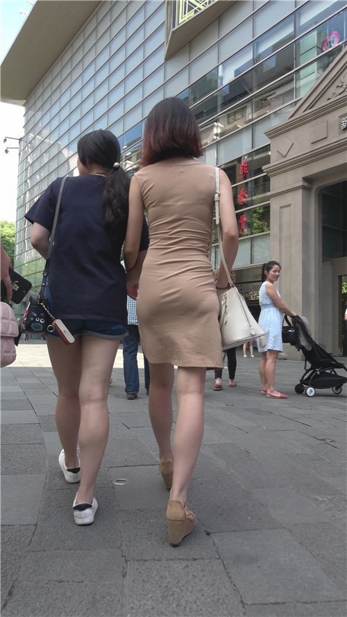 黄色连体包臀裙美妇[1.38G/MP4]