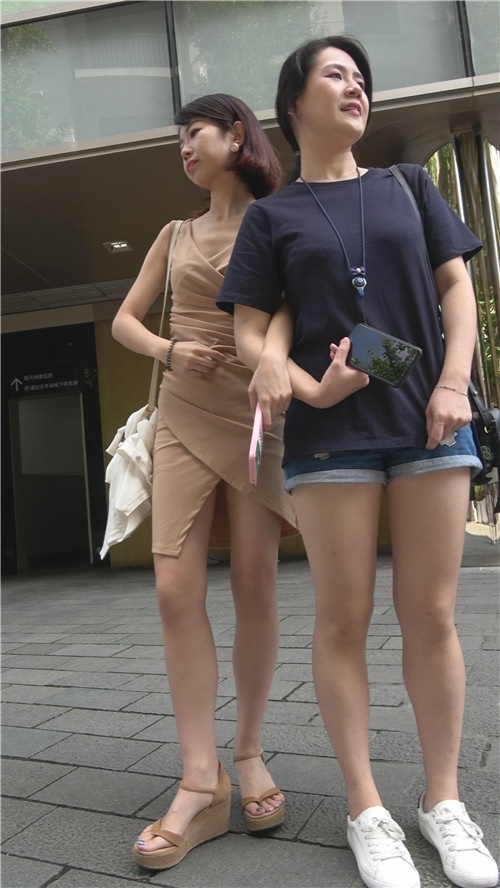 黄色连体包臀裙美妇[1.38G/MP4]