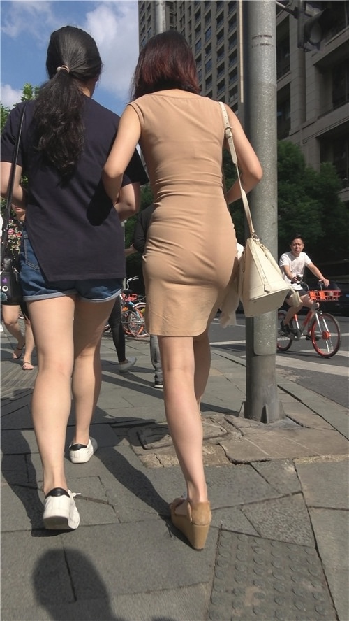 黄色连体包臀裙美妇[1.38G/MP4]