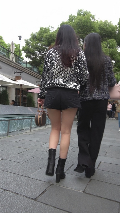 黑色热裤丰腴美女[1.39G/MP4]