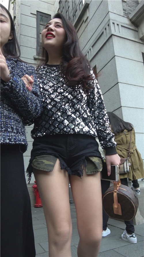 黑色热裤丰腴美女[1.39G/MP4]