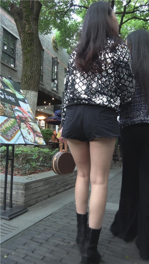 黑色热裤丰腴美女[1.39G/MP4]