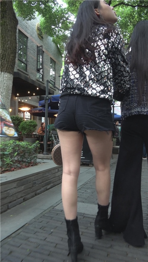 黑色热裤丰腴美女[1.39G/MP4]