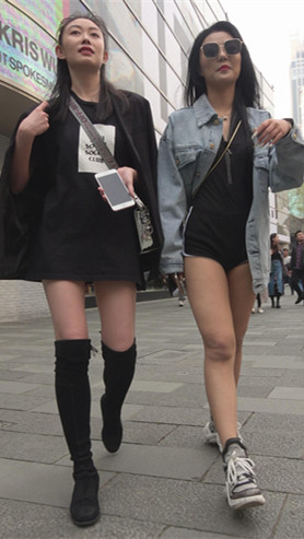 帅气的黑色短裤妹子[1.32G/MP4]