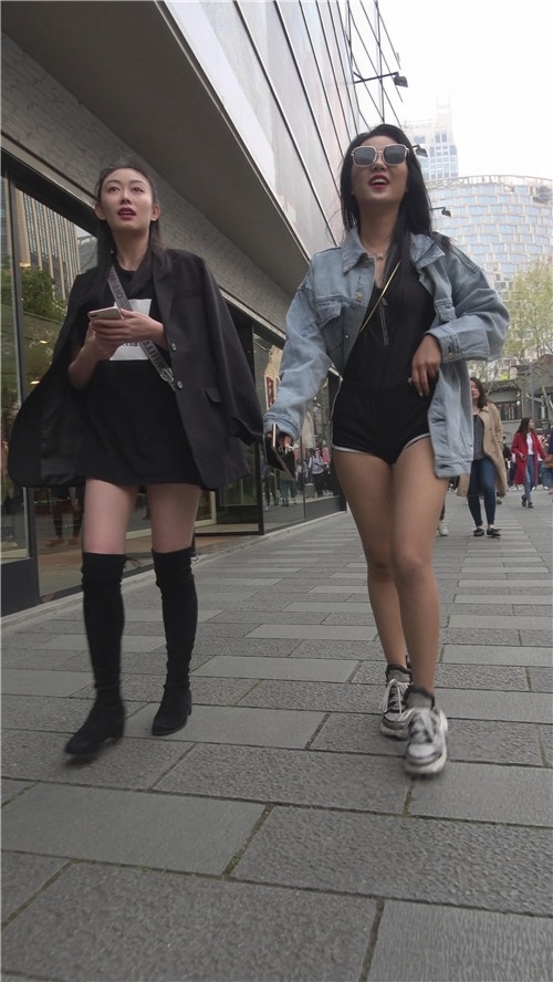 帅气的黑色短裤妹子[1.32G/MP4]