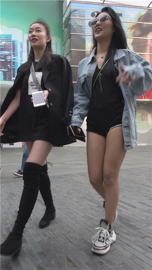 帅气的黑色短裤妹子[1.32G/MP4]